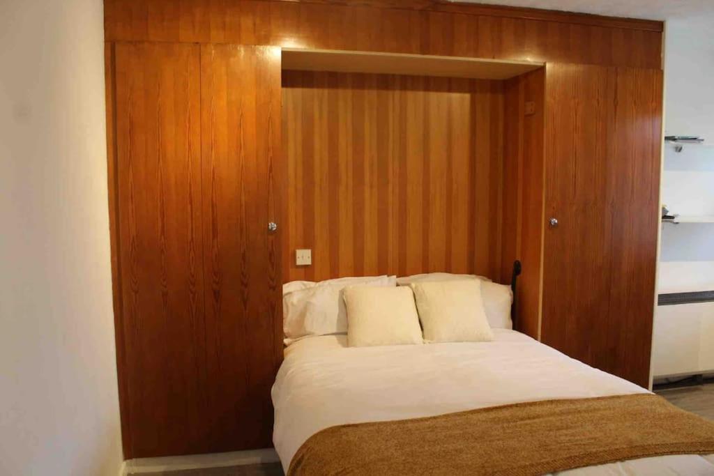 Modern Studio Apartment With Parking Чатам Экстерьер фото